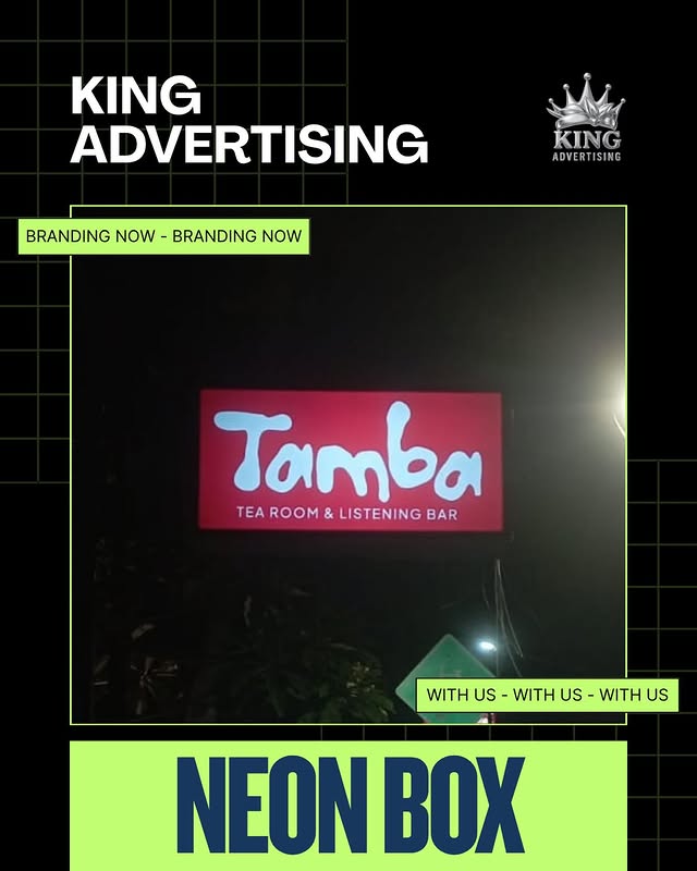 Pengaplikasian neon box bar bali kustom berbentuk bulat dengan pendaran cahaya hangat untuk eksterior cafe lounge night.