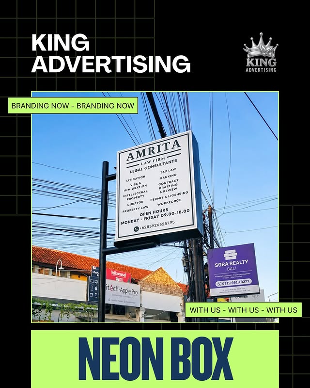 papan penanda tiang berdiri dua sisi dari jasa neon box tiang bali terpasang kokoh di tepi jalan.